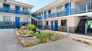 Un motel doté d’une cour intérieure, de nombreux balcons et d’un escalier menant aux étages supérieurs.