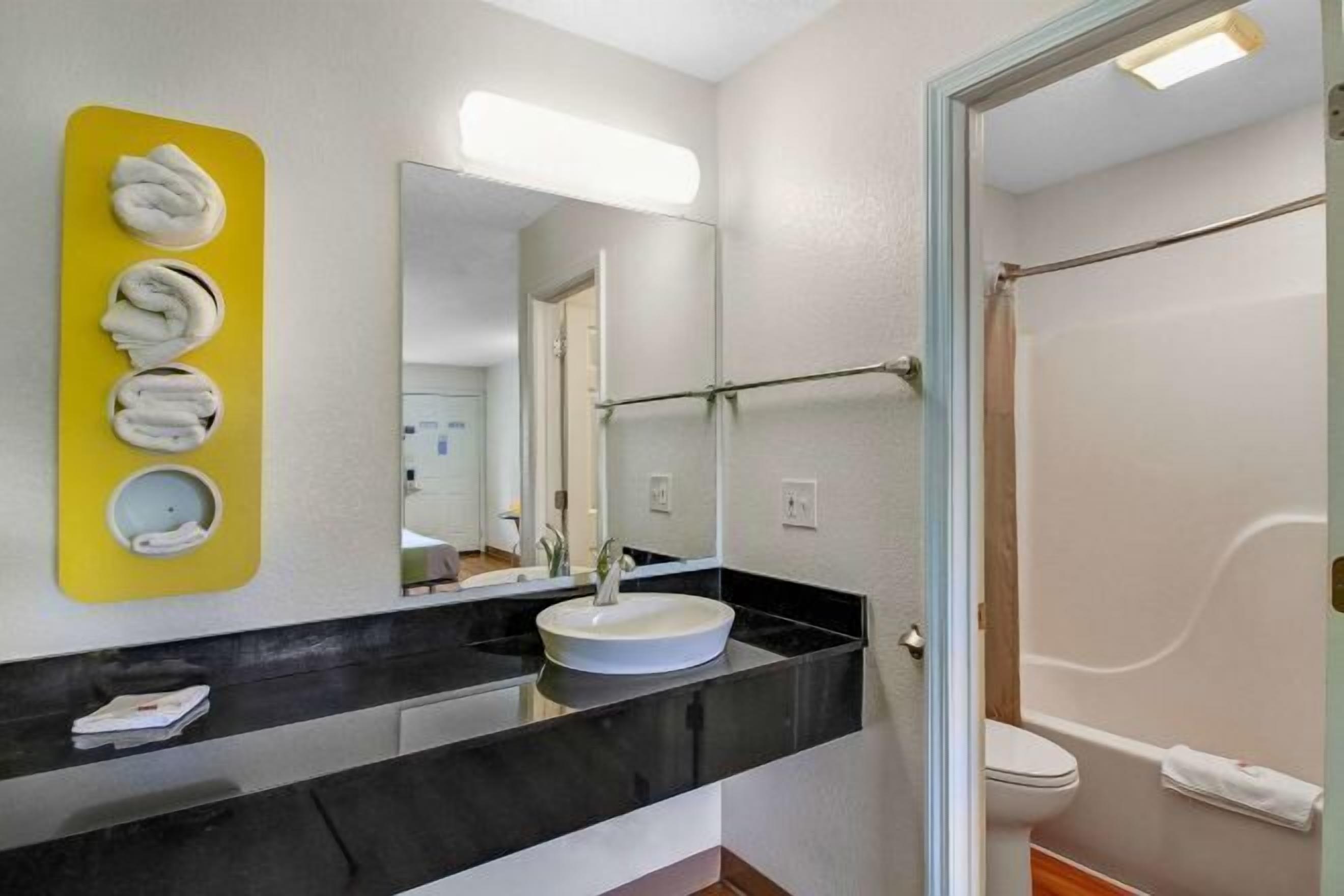 Kombination af bruser/badekar, håndklæder