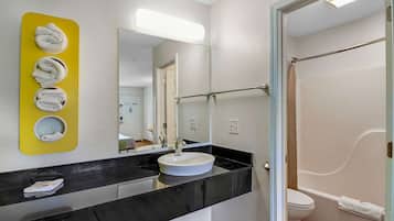 Combined shower/tub, towels