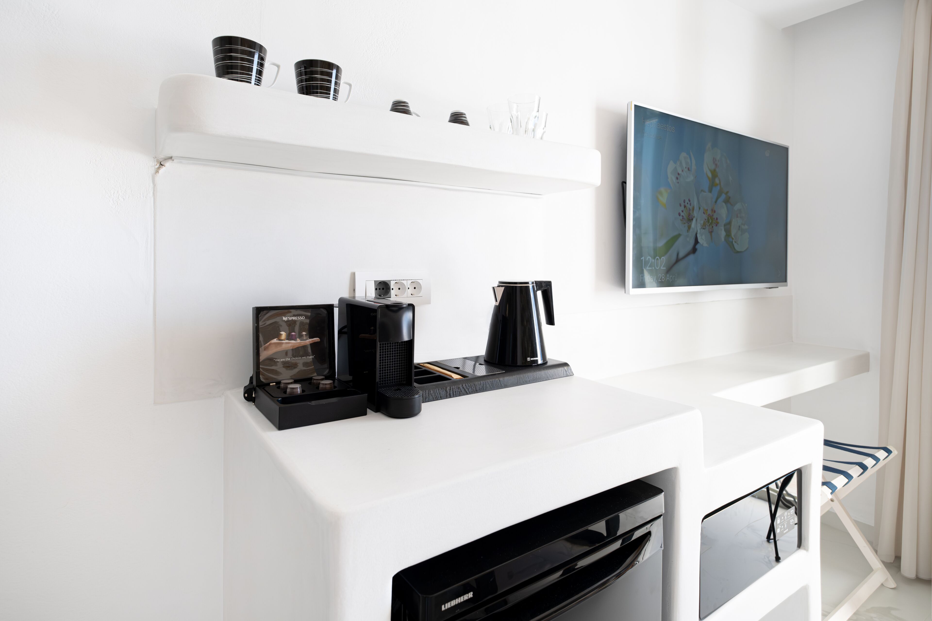 deluxe suite, hot tub, sea view | living area | lcd tv