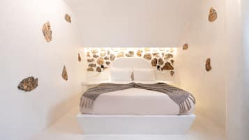 King 2 Bdr Suite, Indoor Jetted Non-Heated Tub | Semi Basement