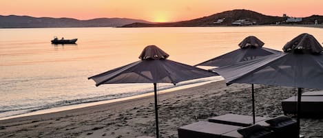 På stranden