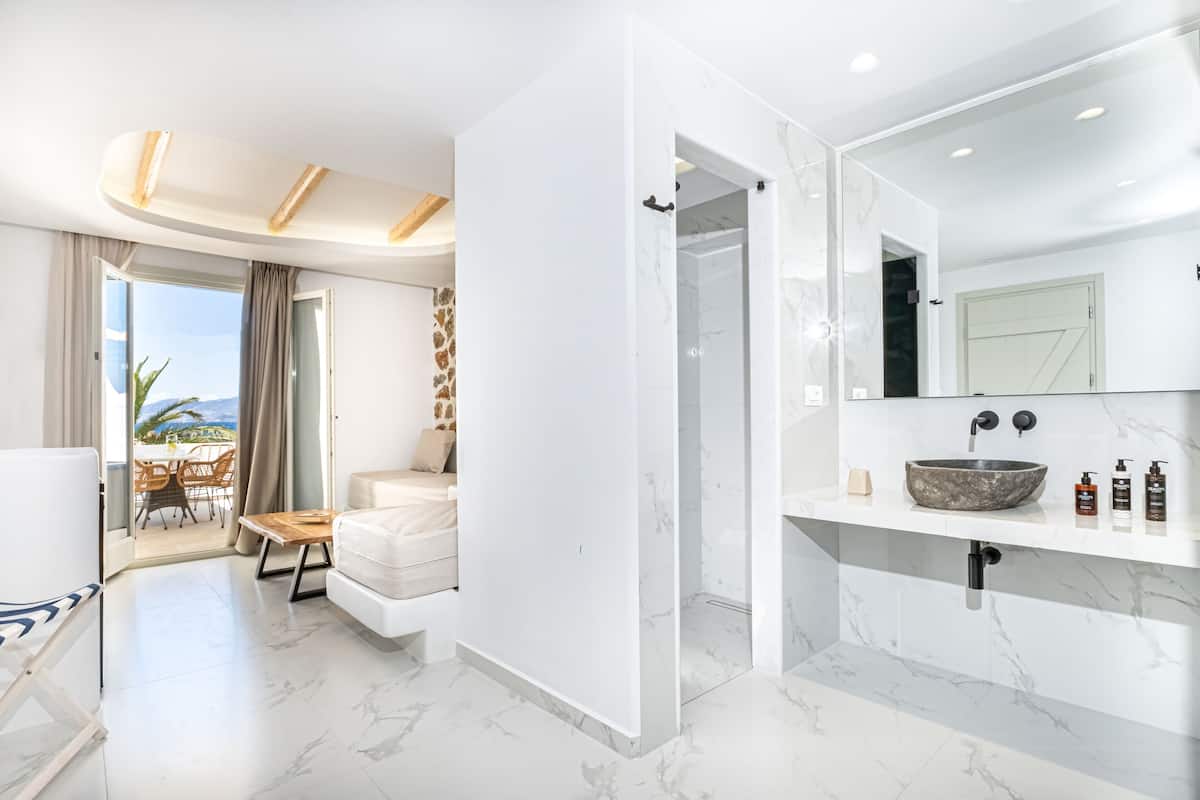 deluxe suite, hot tub, sea view | living area | lcd tv