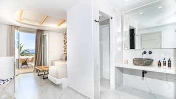 Suite Deluxe, hidromasaje, vista al mar | Área de sala de estar | Televisión LCD