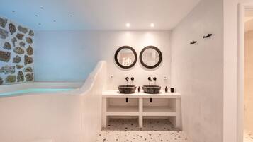 King 2 Bdr Suite, Indoor Jetted Non-Heated Tub | Semi Basement | Bathroom | Shower, free toiletries, hair dryer, towels