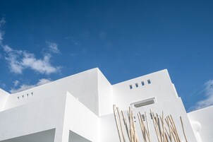 Un edificio blanco con un cielo azul despejado.
