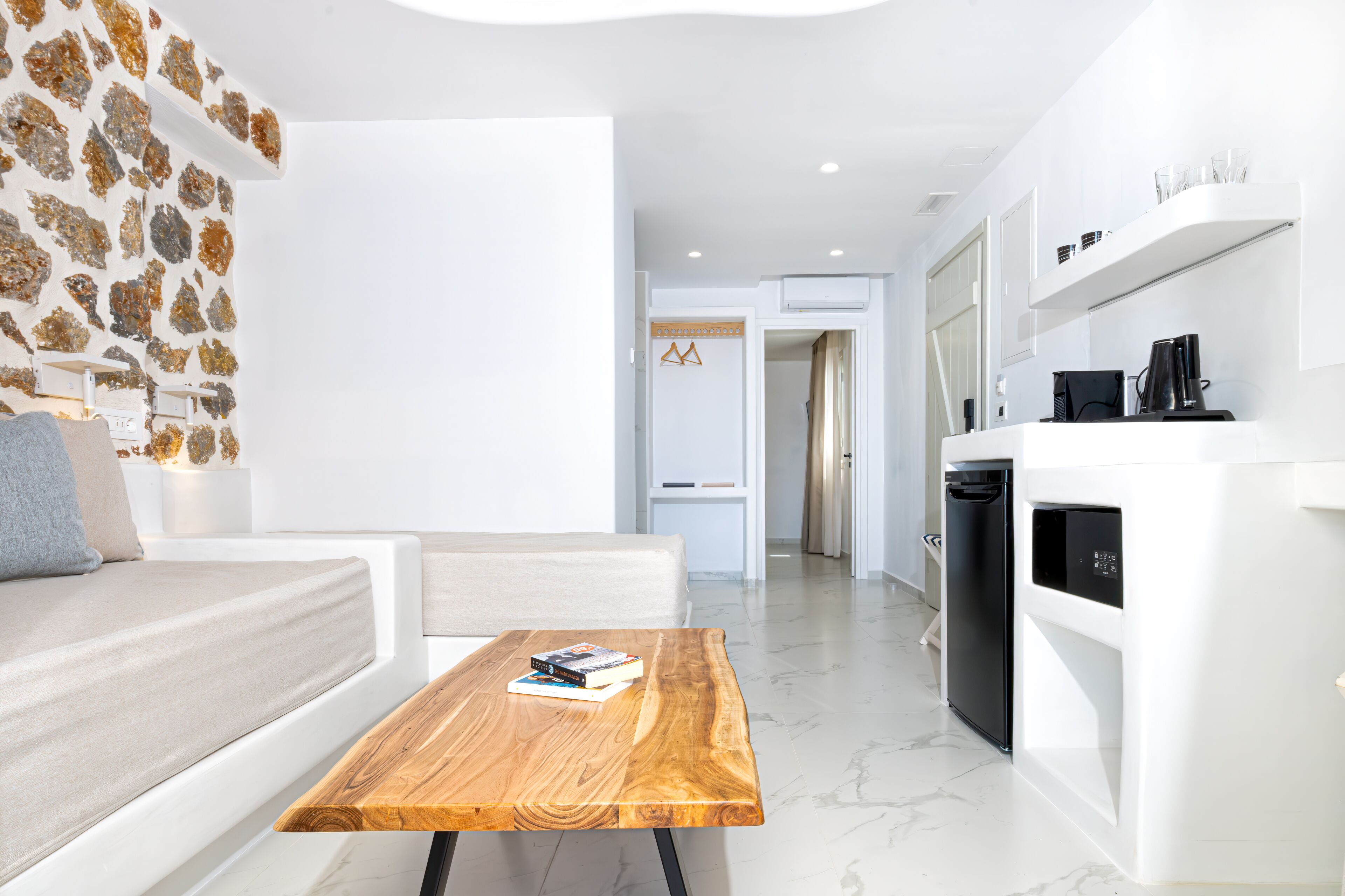 deluxe suite, hot tub, sea view | living area | lcd tv