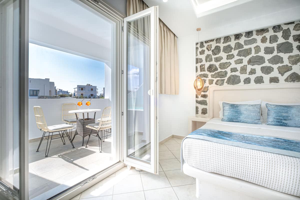 Deluxe Suite, Hot Tub, Poolside | 1 bedroom, premium bedding, in-room safe, individually furnished