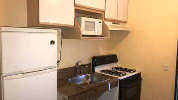 Habitación estándar, cocineta (3 Full beds) | Cocina privada | Microondas