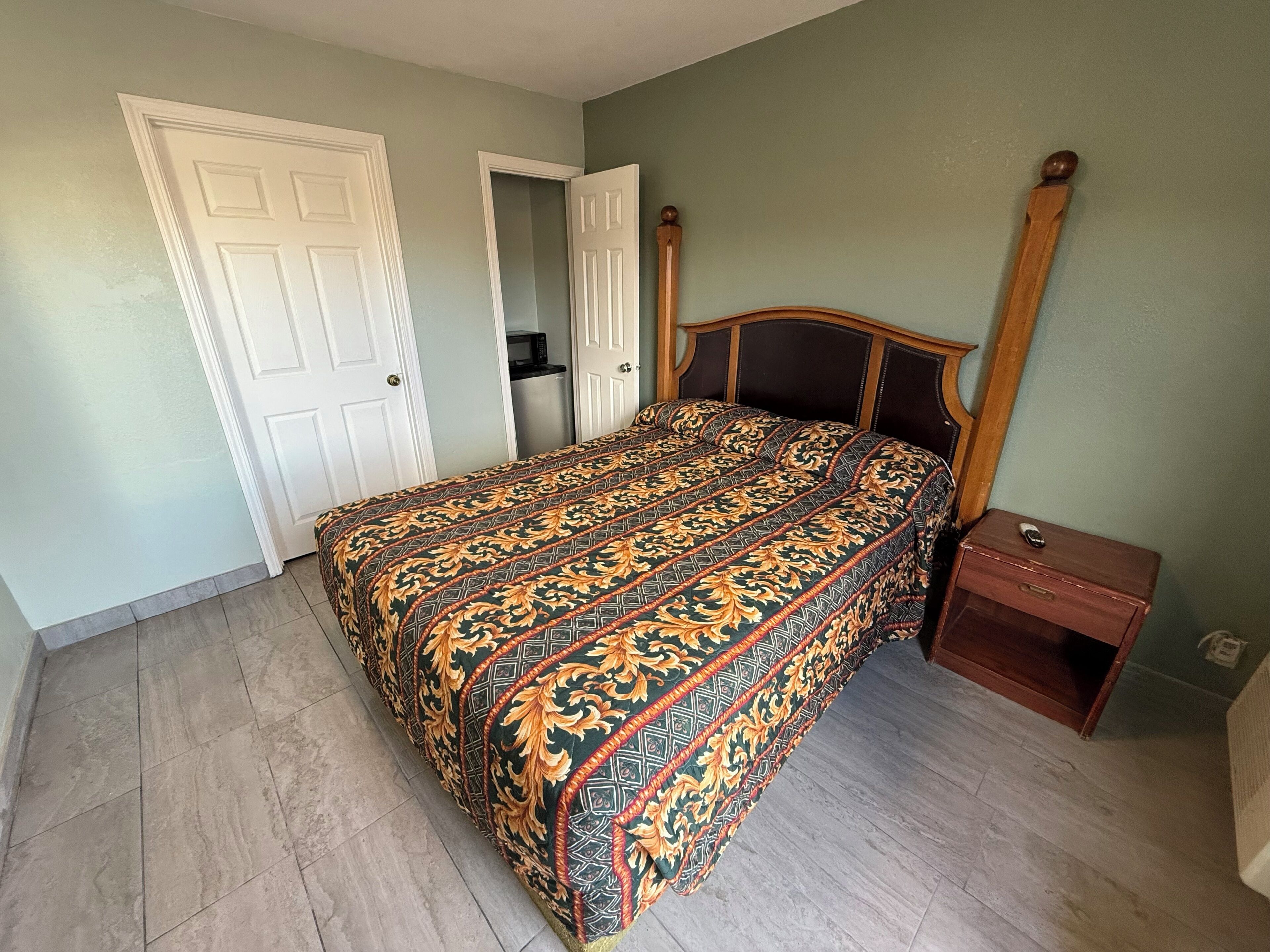 Chambre Standard (1 Queen Bed) | Accès au Wi-Fi (inclus), literie fournie