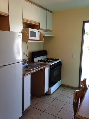 Habitación estándar (2 Full Beds) | Cocina privada | Microondas 