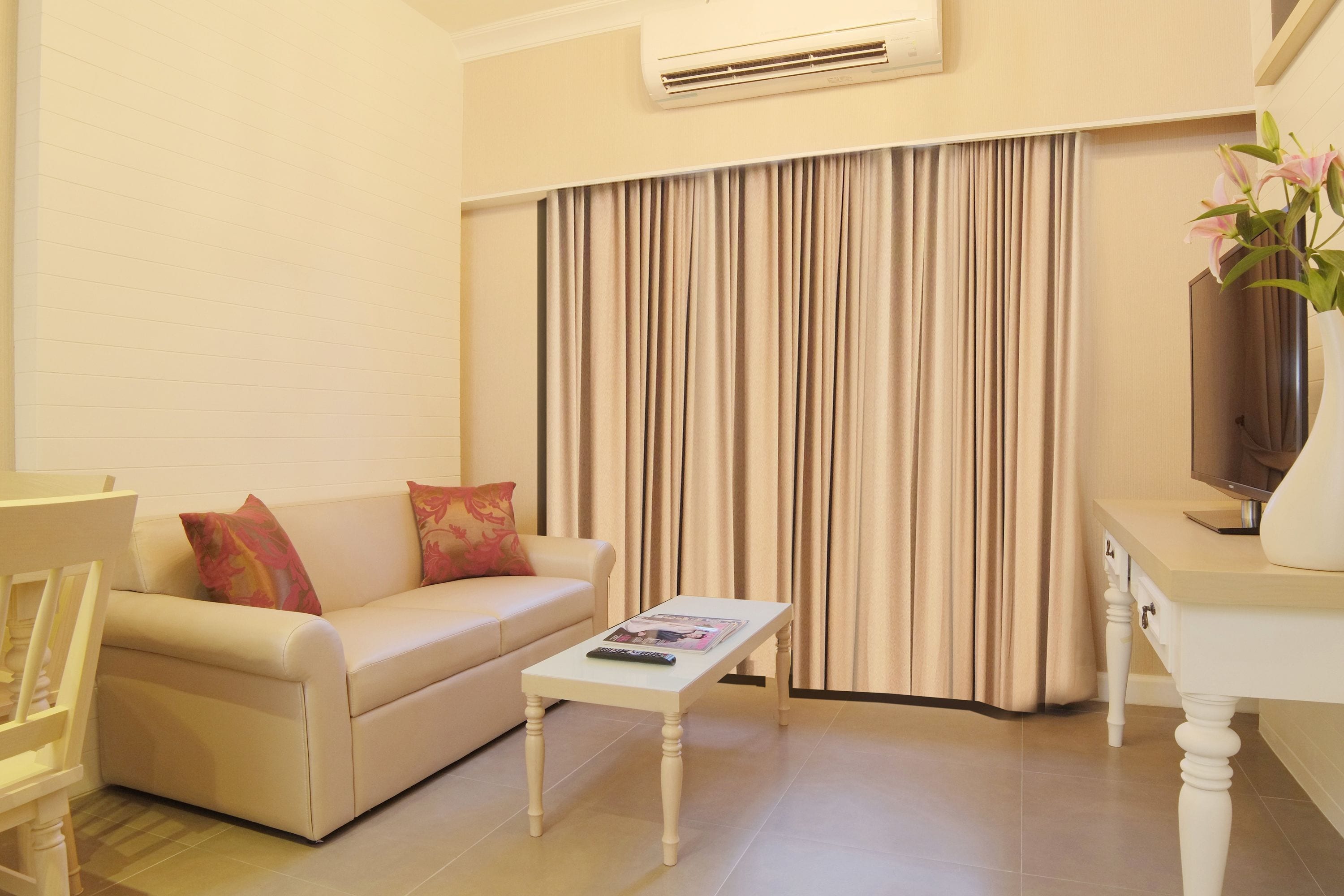 executive suite | living room | led tv