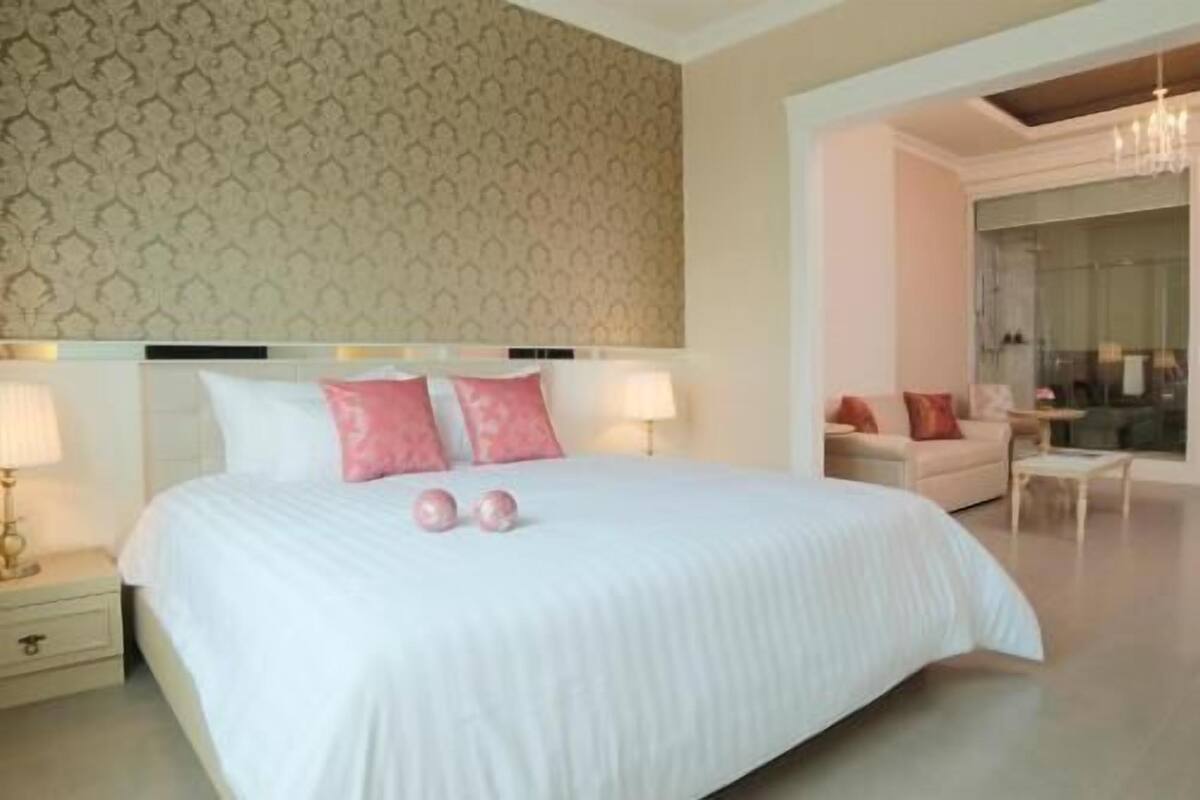 Minibar, Zimmersafe, Schreibtisch, Verdunkelungsvorhänge