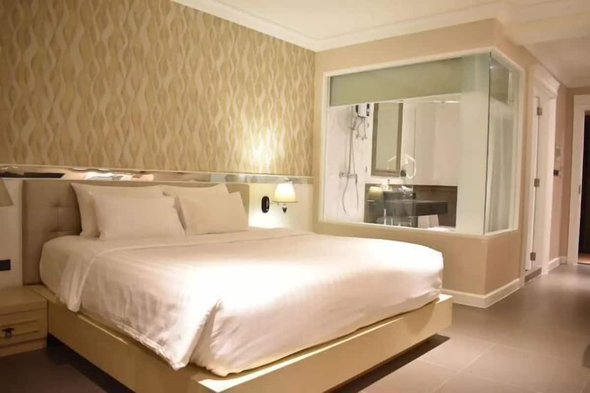 Minibar, coffres-forts dans les chambres, bureau, rideaux occultants