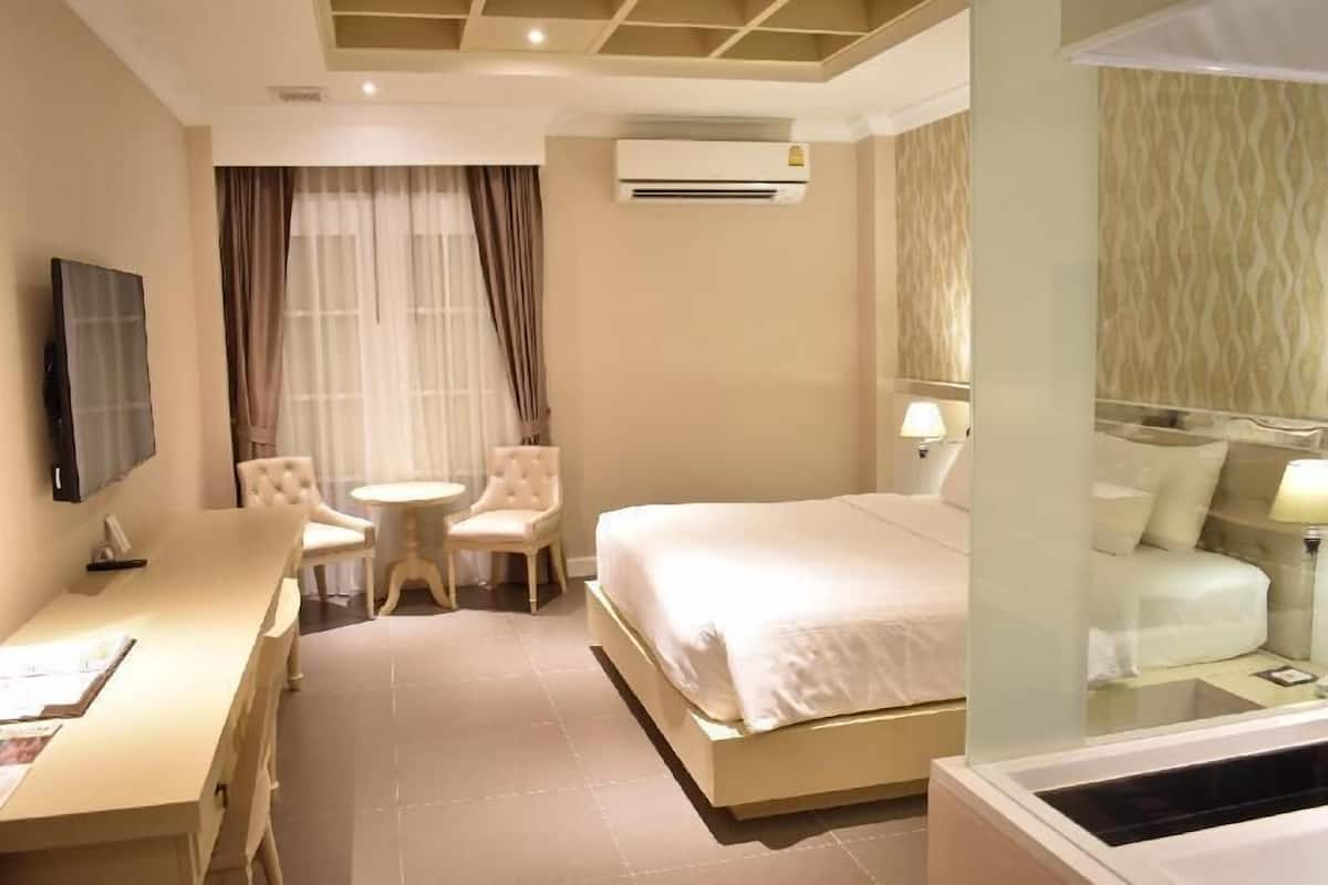 Minibar, Zimmersafe, Schreibtisch, Verdunkelungsvorhänge