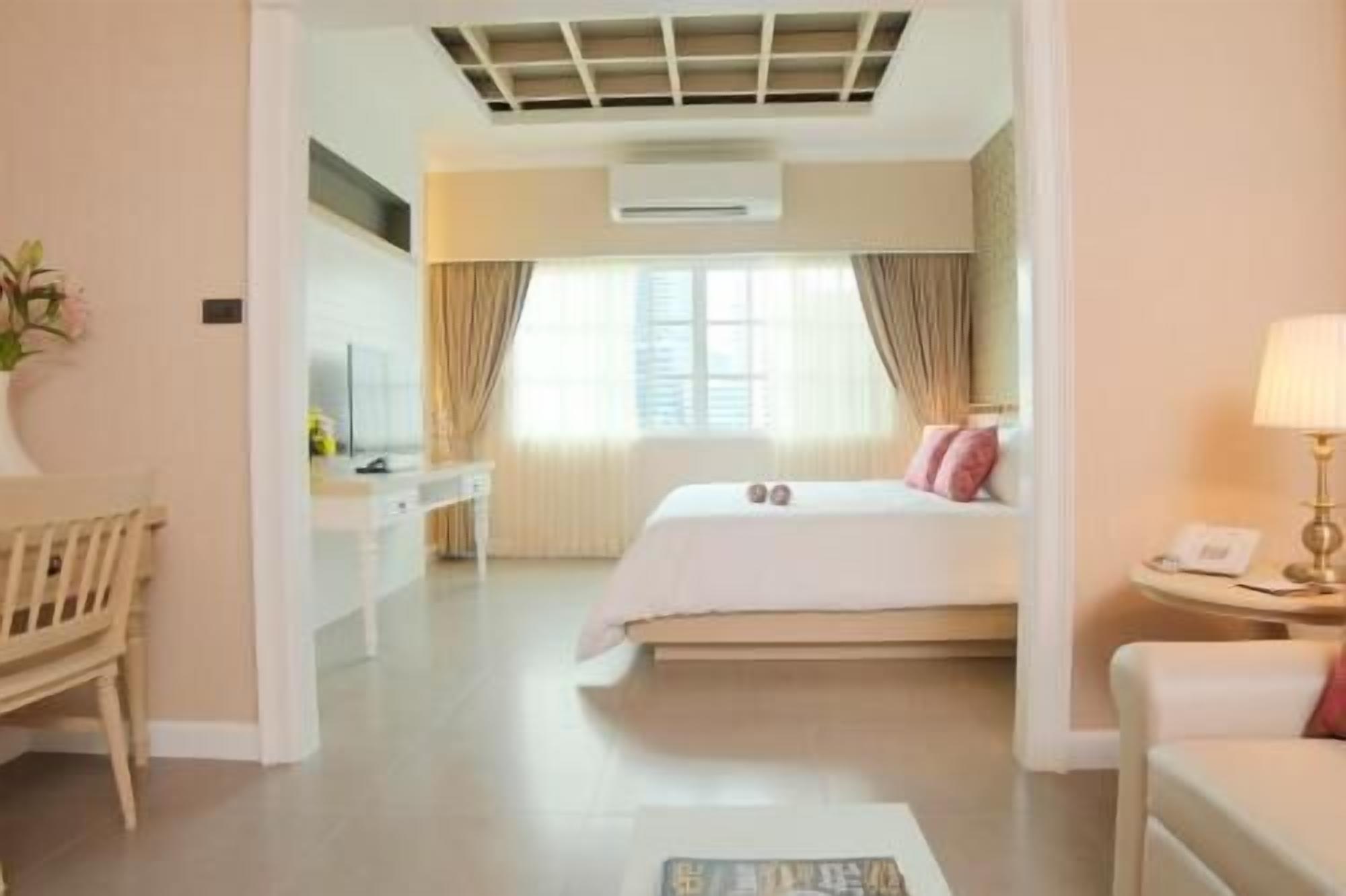 Minibar, in-room safe, desk, blackout drapes