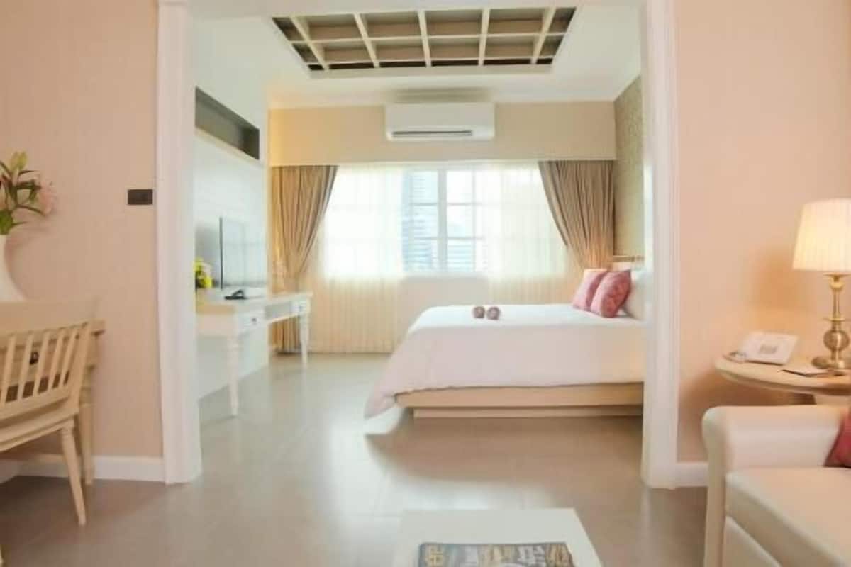 Minibar, Zimmersafe, Schreibtisch, Verdunkelungsvorhänge