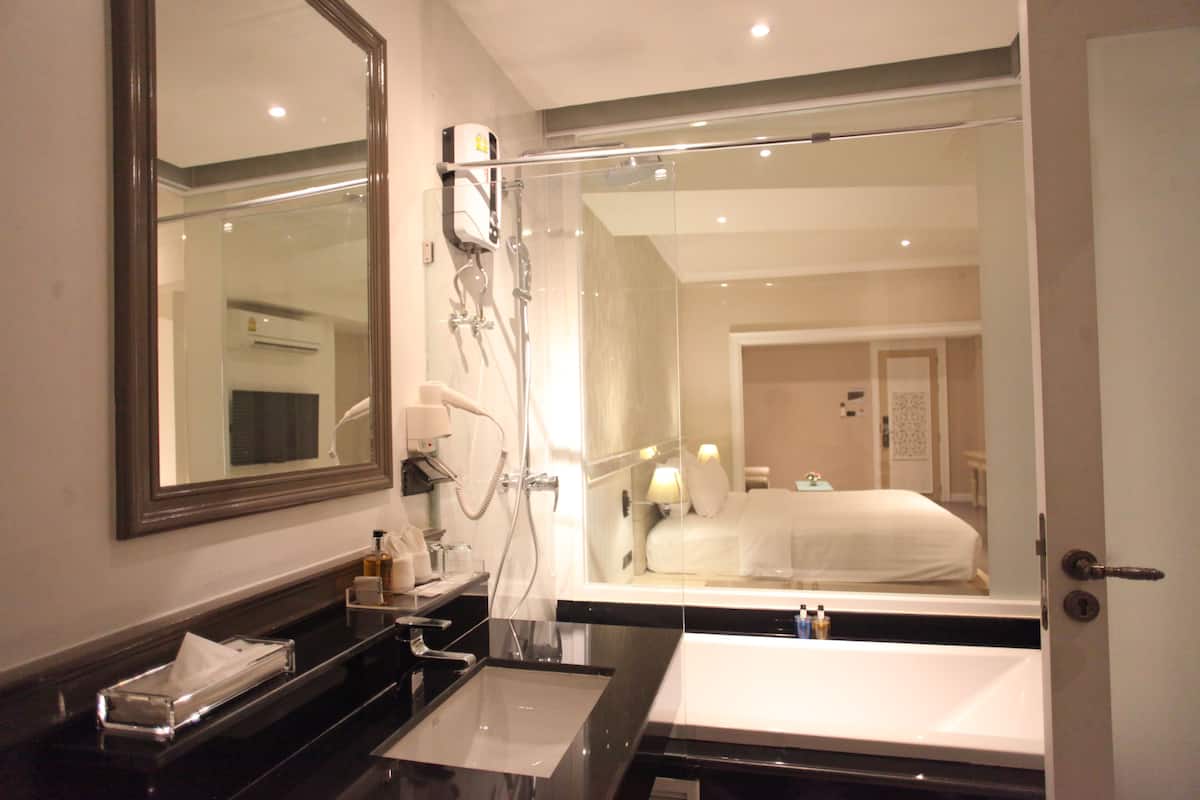 Grand Deluxe with Bathtub | Bathroom | Free toiletries, hair dryer, slippers, towels