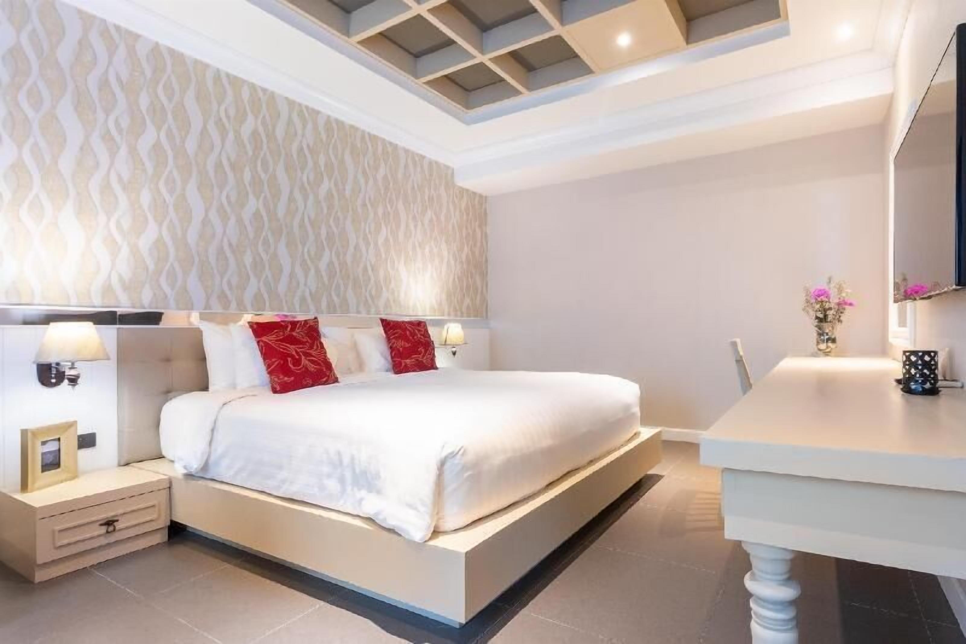 มินิบาร์, ตู้นิรภัยในห้องพัก, โต๊ะทำงาน, ผ้าม่านกันแสง