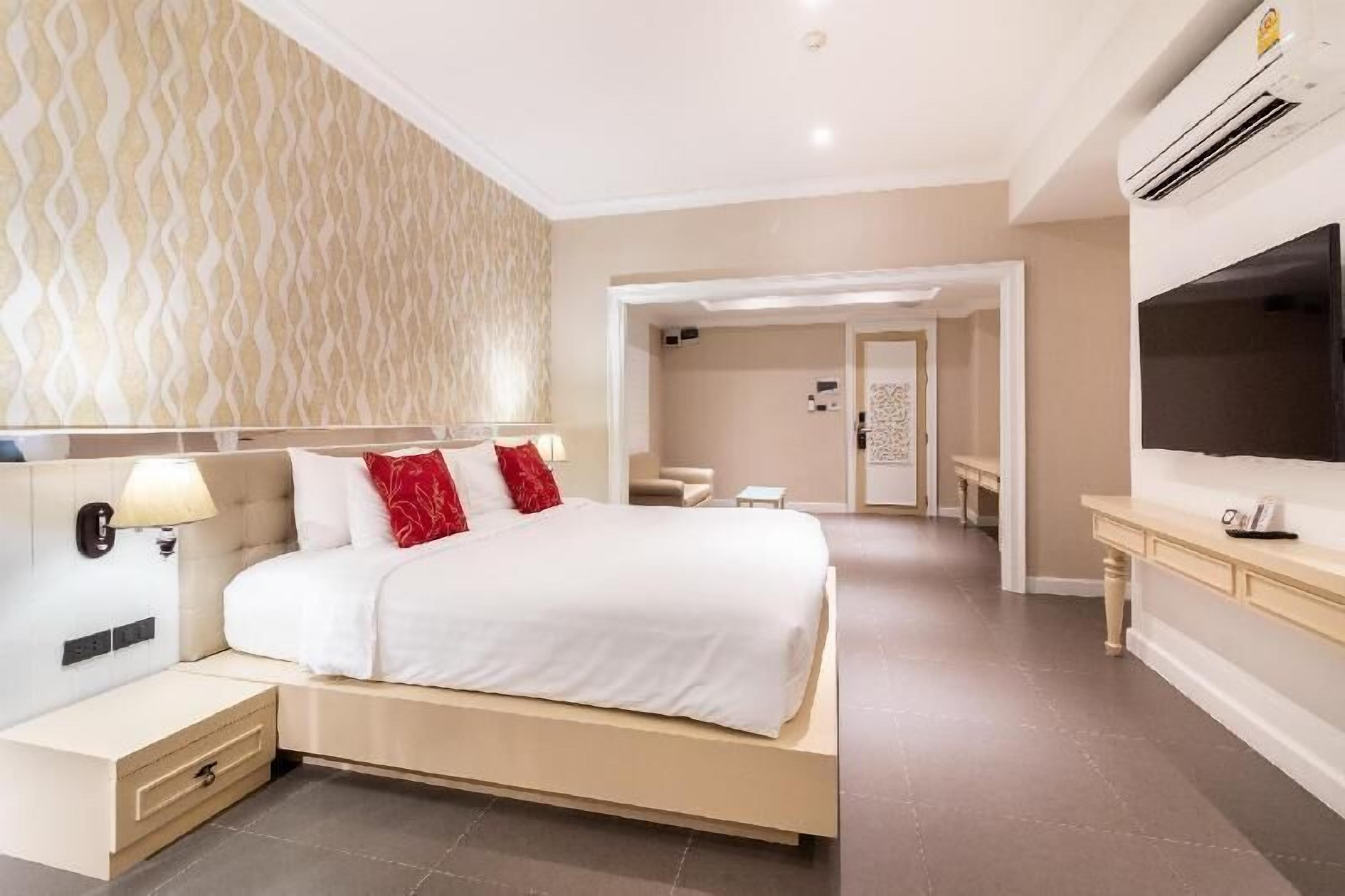 Minibar, in-room safe, desk, blackout drapes