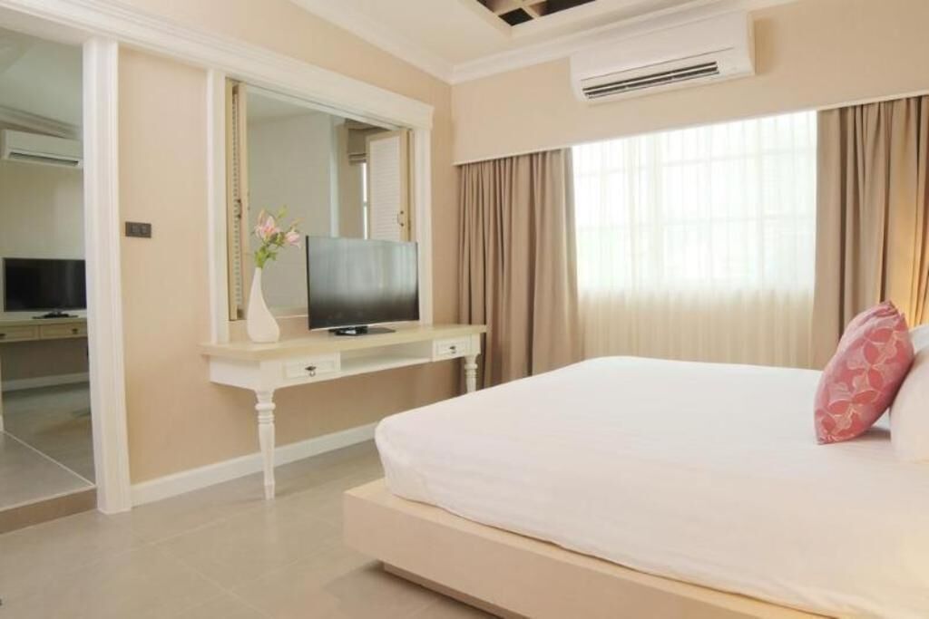 มินิบาร์, ตู้นิรภัยในห้องพัก, โต๊ะทำงาน, ผ้าม่านกันแสง