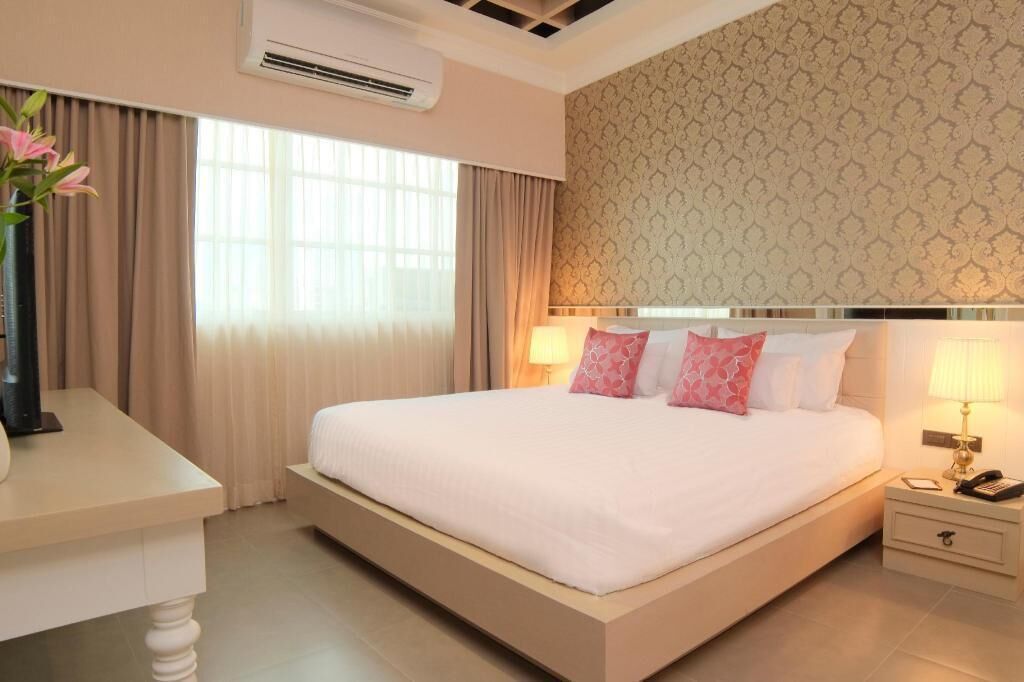 Minibar, in-room safe, desk, blackout drapes