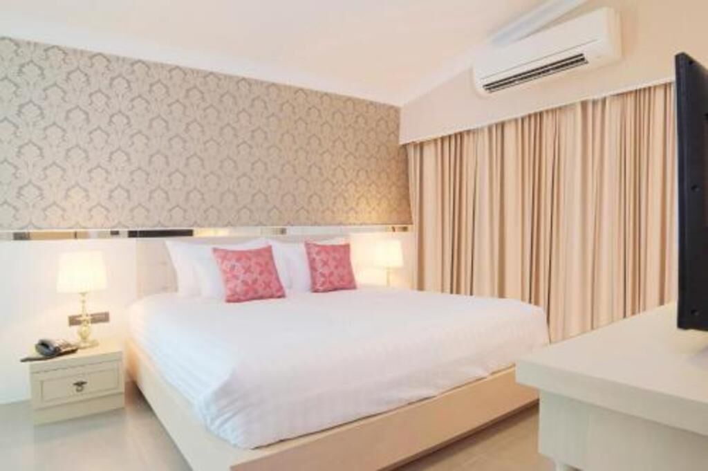 มินิบาร์, ตู้นิรภัยในห้องพัก, โต๊ะทำงาน, ผ้าม่านกันแสง