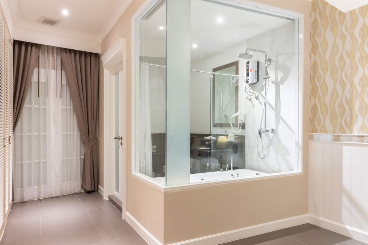 Grand Deluxe with Bathtub