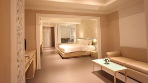 Grand Deluxe bathtub with Artificial window   | 미니바, 객실 내 금고, 책상, 암막 커튼