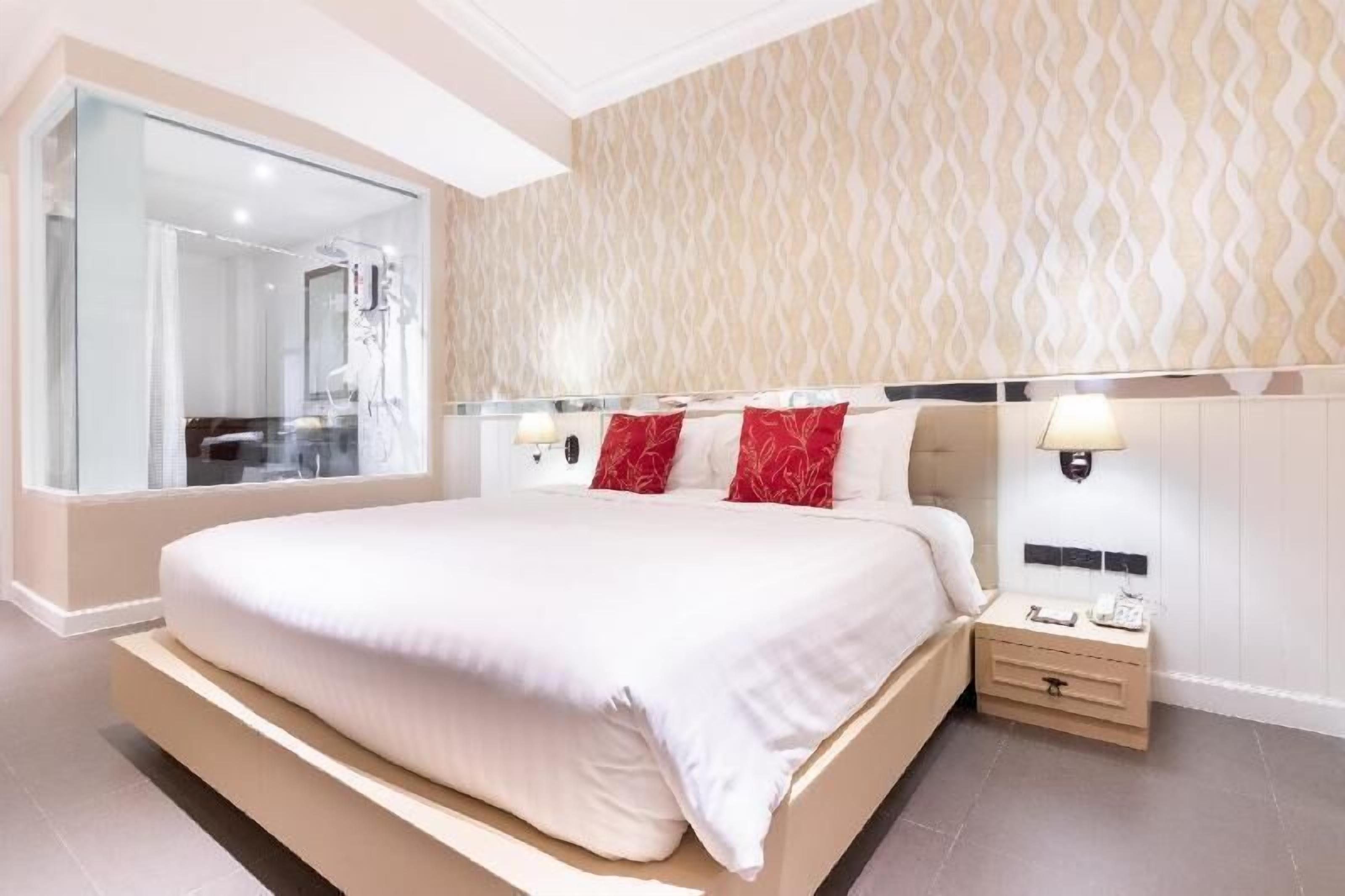 มินิบาร์, ตู้นิรภัยในห้องพัก, โต๊ะทำงาน, ผ้าม่านกันแสง