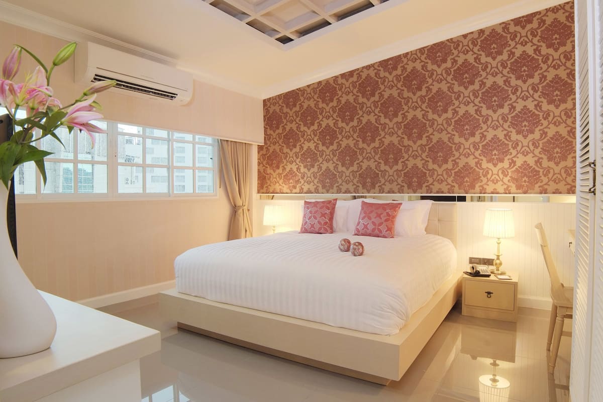 Minibar, Zimmersafe, Schreibtisch, Verdunkelungsvorhänge