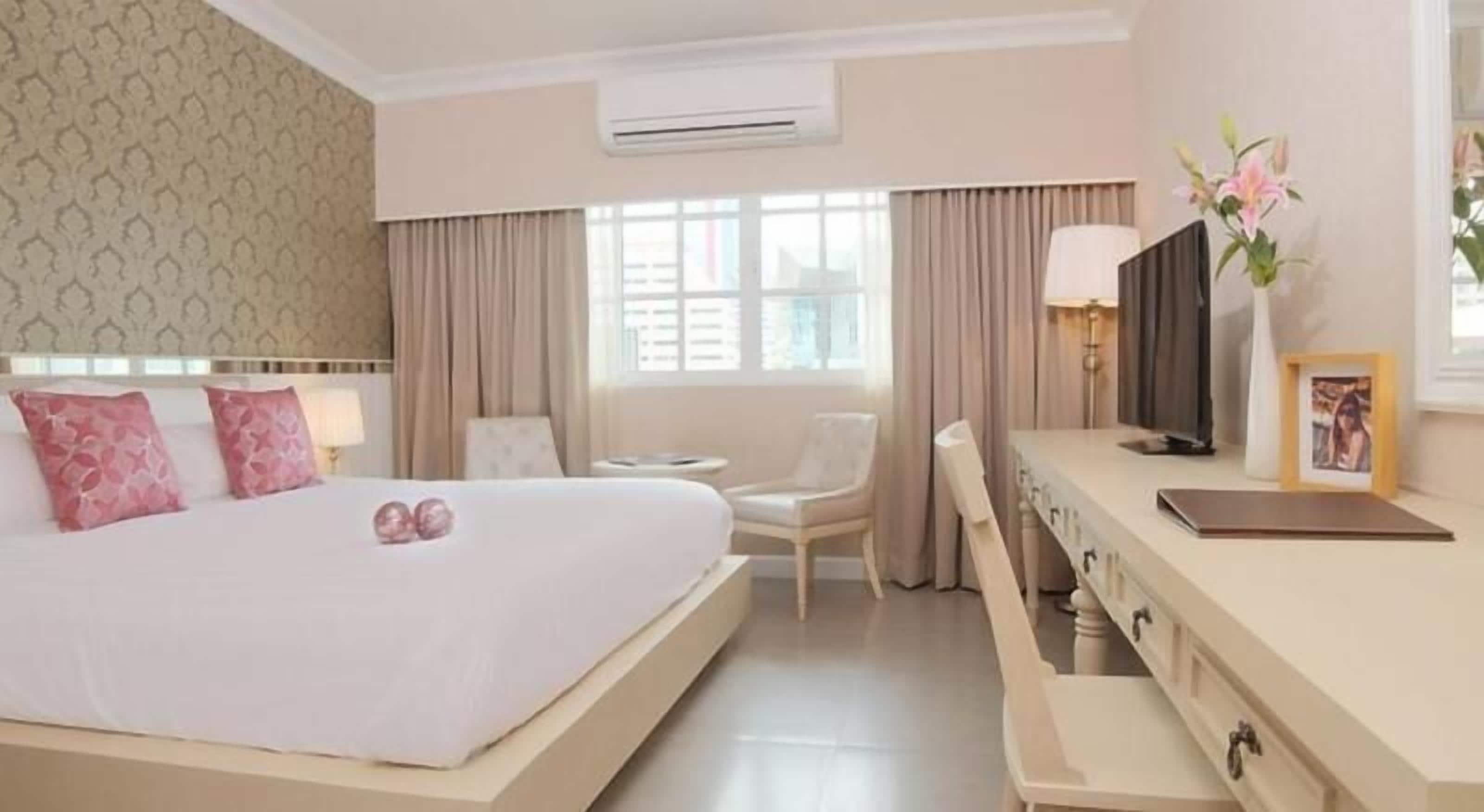 มินิบาร์, ตู้นิรภัยในห้องพัก, โต๊ะทำงาน, ผ้าม่านกันแสง