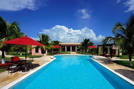 Outdoor pool. Hacienda y Glamping La Carlotta