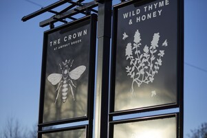 Dos carteles con texto y motivos florales.