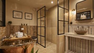 Superior Suite | Bathroom | Designer toiletries, hair dryer, bathrobes, heated floors