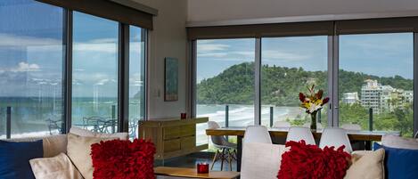 TV a schermo piatto, lettore DVD, docking station per iPod