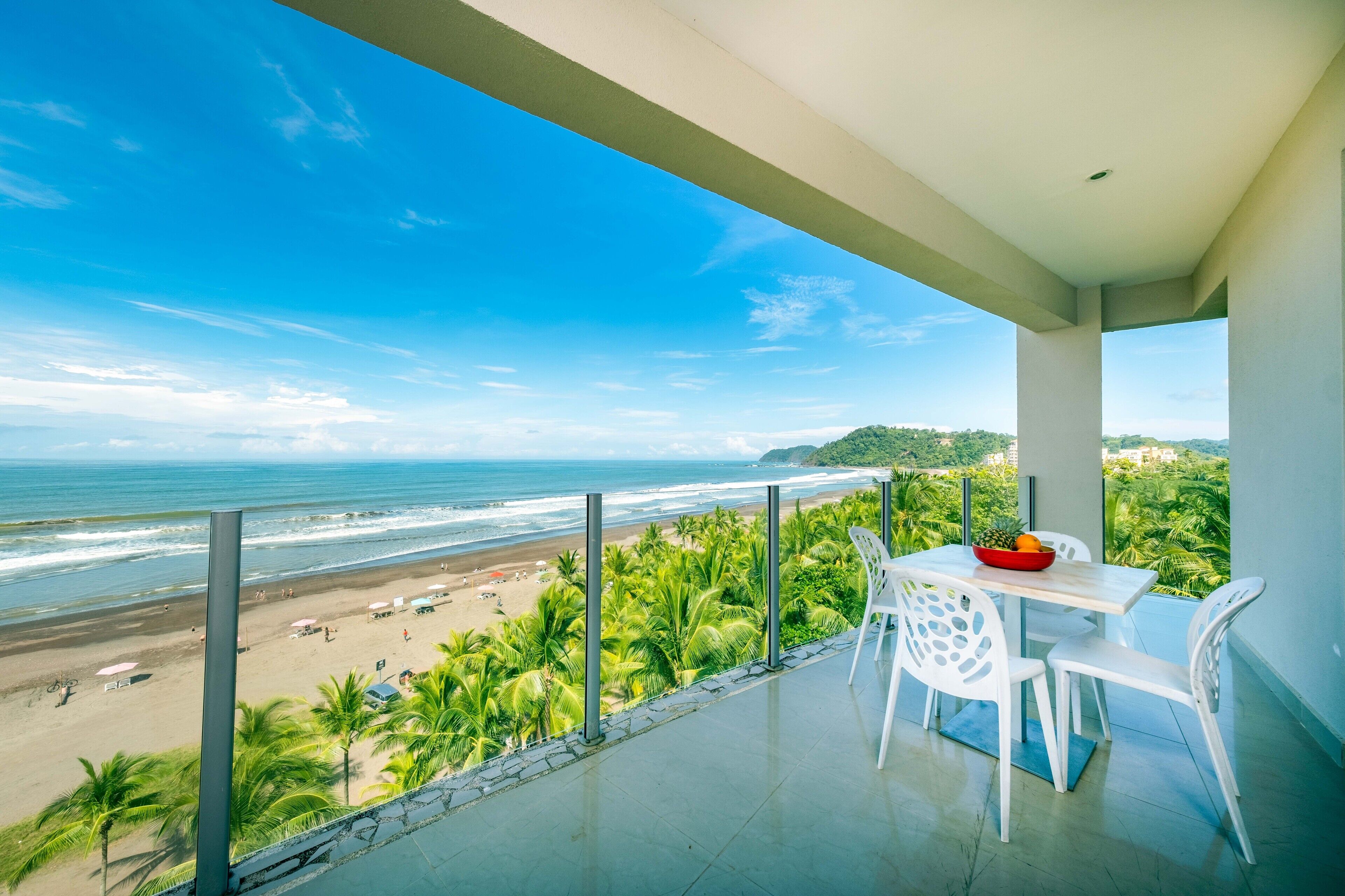 Un balcón con vista a la playa y al océano.