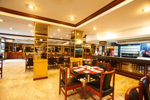 Café da manhã com buffet todos os dias (THB 250 por pessoa) 