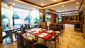 朝食、ランチ、ディナーに営業