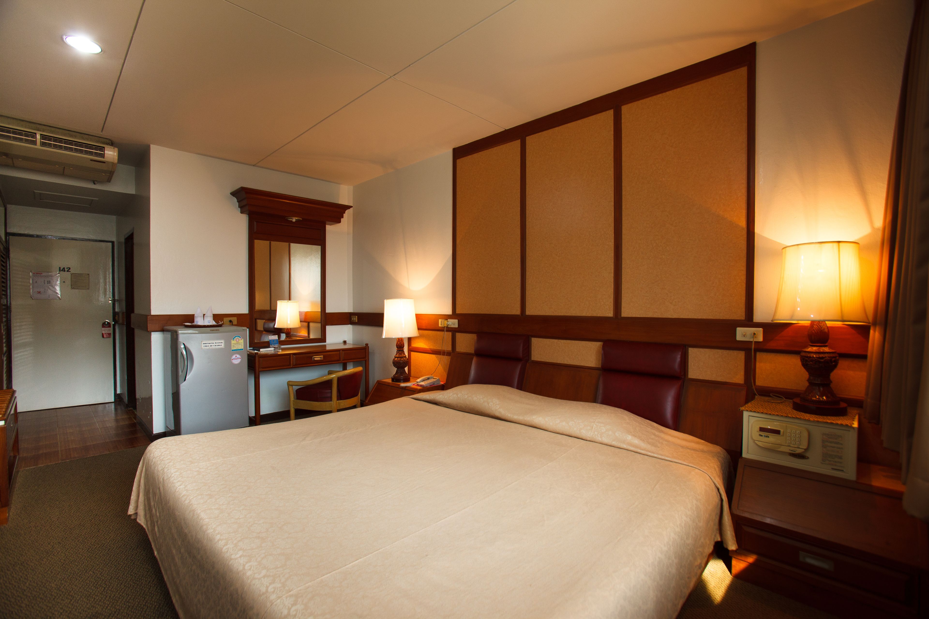 Habitación estándar | Caja de seguridad en la habitación, escritorio y cortinas blackout 