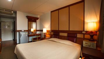 Standard Room | In-room safe, desk, blackout drapes, free cribs/infant beds