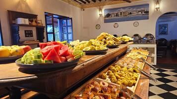 Colazione a buffet, servita tutte le mattine (10 USD a persona)