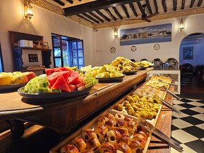 Tägliches Frühstücksbuffet (10 USD pro Person)