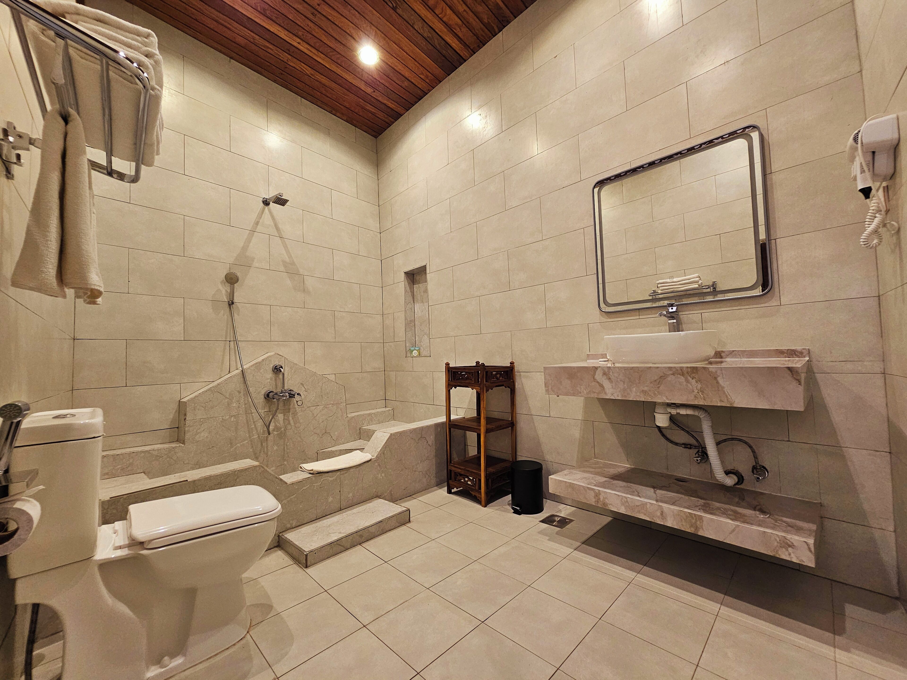 honeymoon suite, sea view | bathroom | hydromassage showerhead, eco-friendly toiletries, hair dryer, towels