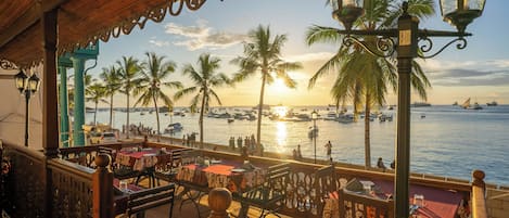 Se sirven desayunos, almuerzos y cenas; junto a la piscina
