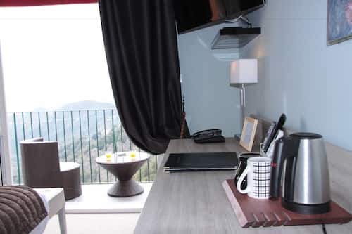 Double Suite confort - Salle de bain privée - Vue sur Montagne (Mila) | Café et/ou machine à café