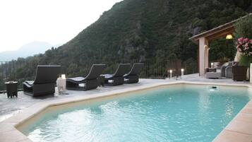 Piscine extérieure (ouverte en saison), chaises longues
