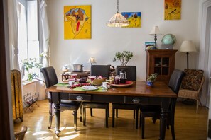 Tägliches inbegriffenes großes Frühstück