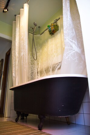 Duschwanne, Haartrockner, Bademäntel, Hausschuhe