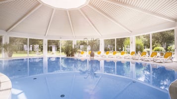 Alberca techada y camastros